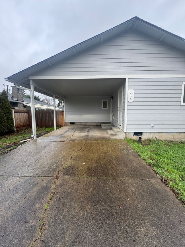 Building Photo - (HUD 414) 2 Bed/1Bath Home