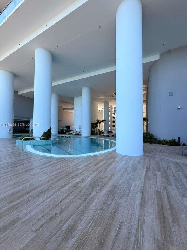 Building Photo - 700 NE 24th St