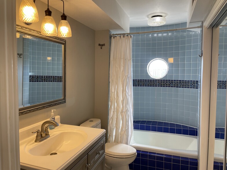 Primary Bathroom - 1910 Ala Moana Blvd