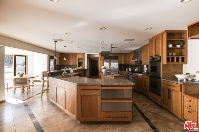 Building Photo - 6353 Busch Dr