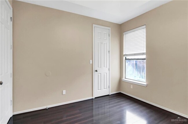 Building Photo - 516 Hackberry Ave