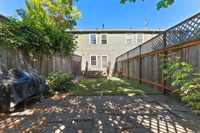 Building Photo - 6143 S Virginia Ave