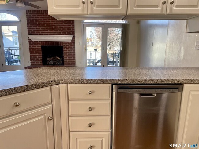 Building Photo - 283 Cosey Beach Ave