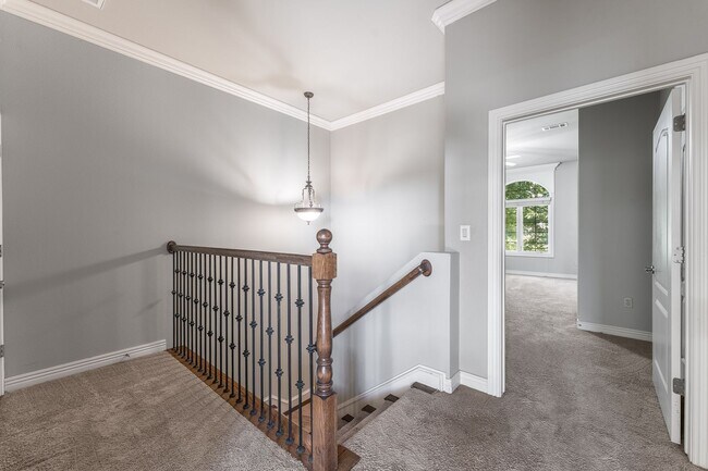 Building Photo - Stunning Townhome