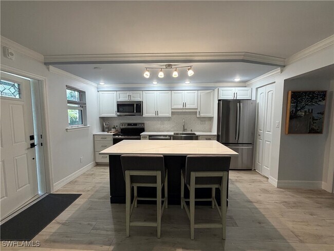 Building Photo - 960 7th St S