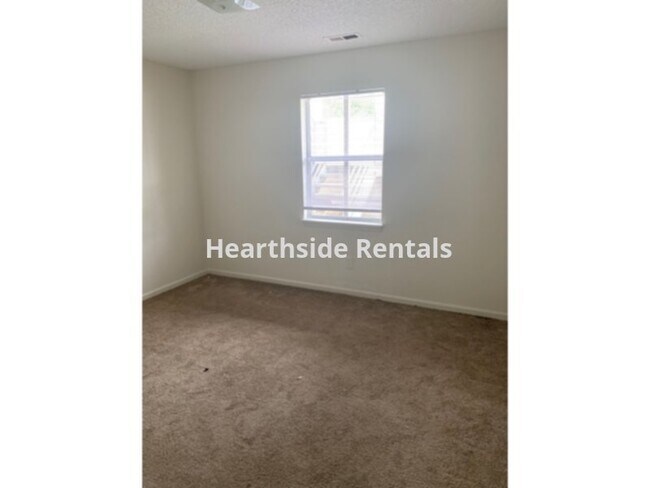 Building Photo - **2 Bedroom 1 Bath Apartment Near Pitt Com...
