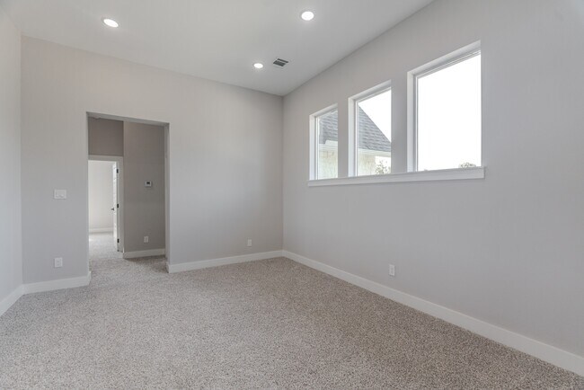 Building Photo - 624 Edgewood Dr