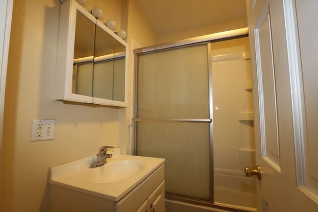 Building Photo - Great Four-Bedroom-Plus-Den House in Vilas...