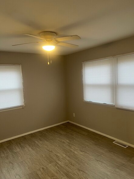 Building Photo - 505 W 53rd Ave