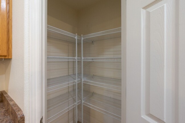 Building Photo - Hidden Valley Townhome For Rent!