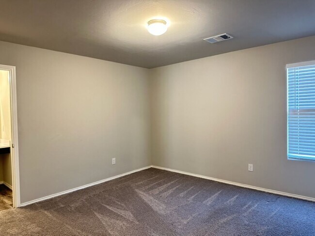 Building Photo - Newer 3 Bedroom/2 Bath Home in Newcastle -...