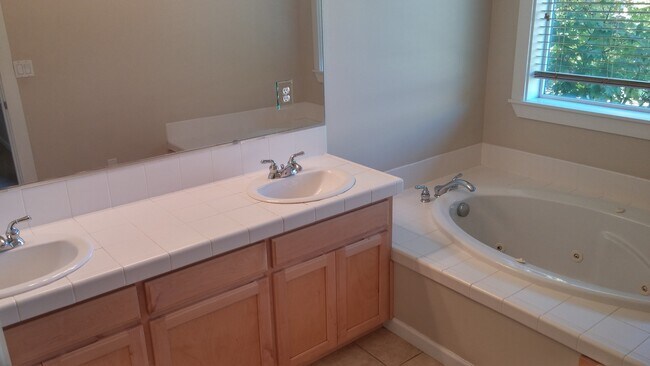 Building Photo - VIDEOTOUR: Gorgeous Home on Quiet Culdesac in Dallas. PETS WELCOME