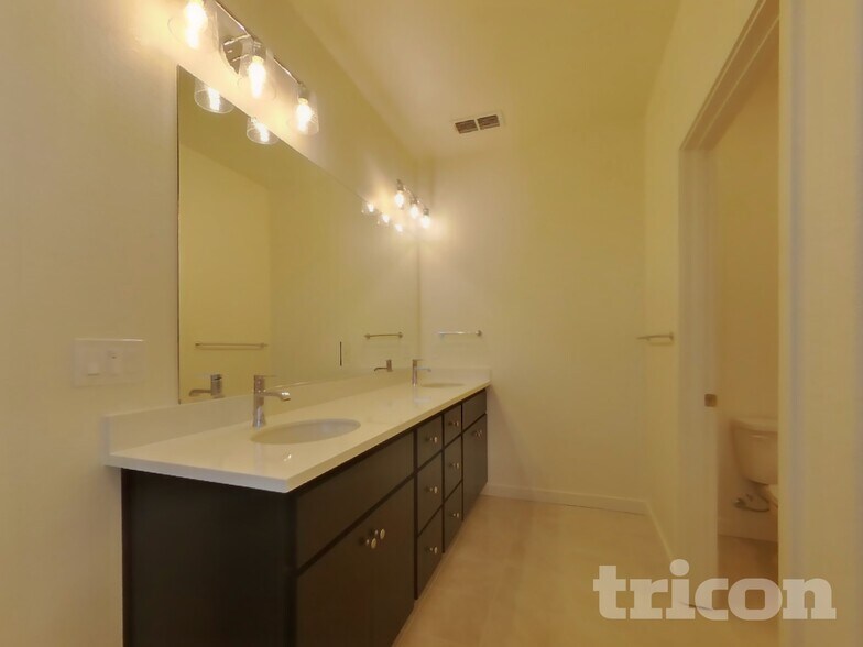 Building Photo - 2054 Delta Vw Ave