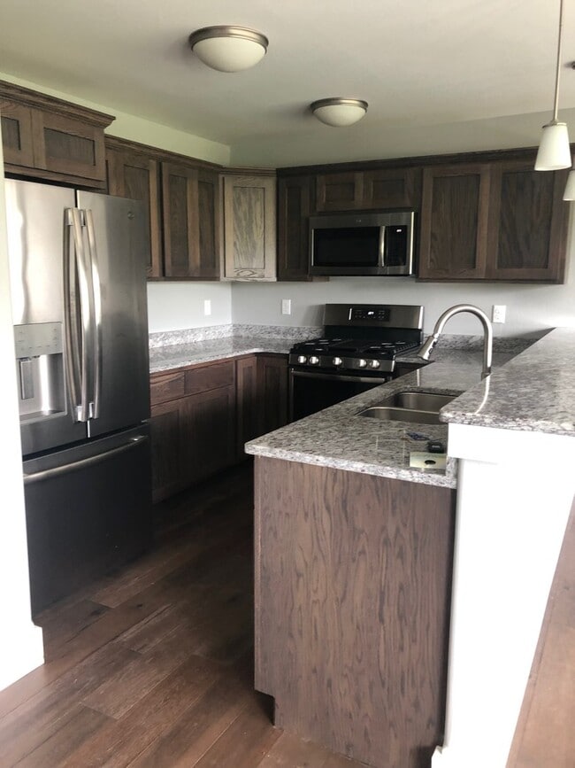 Building Photo - 3 Bedroom, 2 1/2 Bathroom Townhouse -2 weeks free rent with 1-year lease-