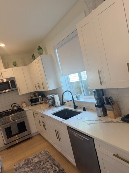 Kitchen - 10448 3rd Ave SW