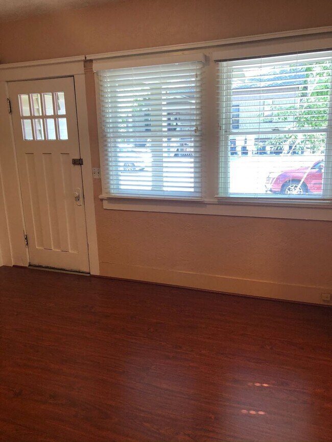 Building Photo - Quaint 2 bedroom duplex near downtown, utilities included!