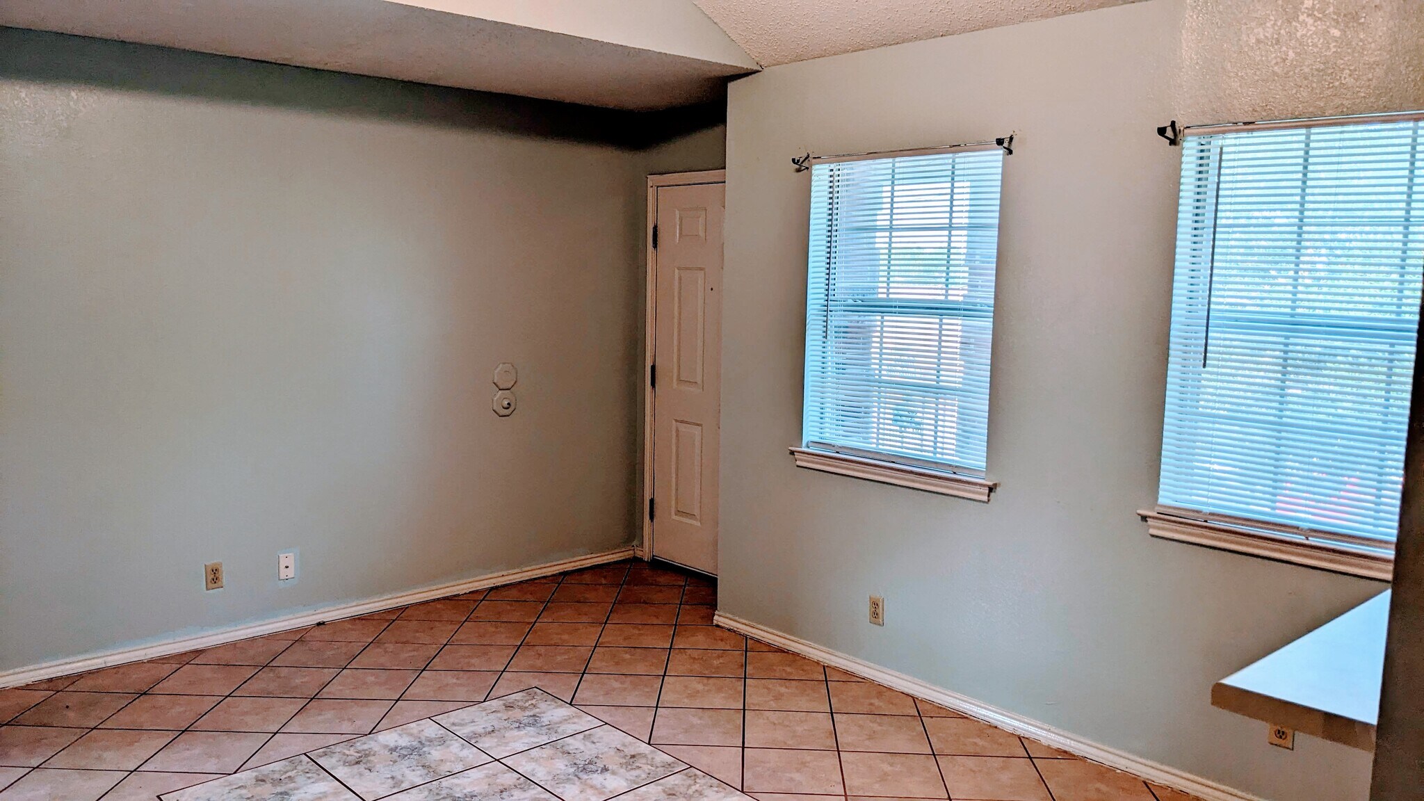 Building Photo - 1820 Mercer St