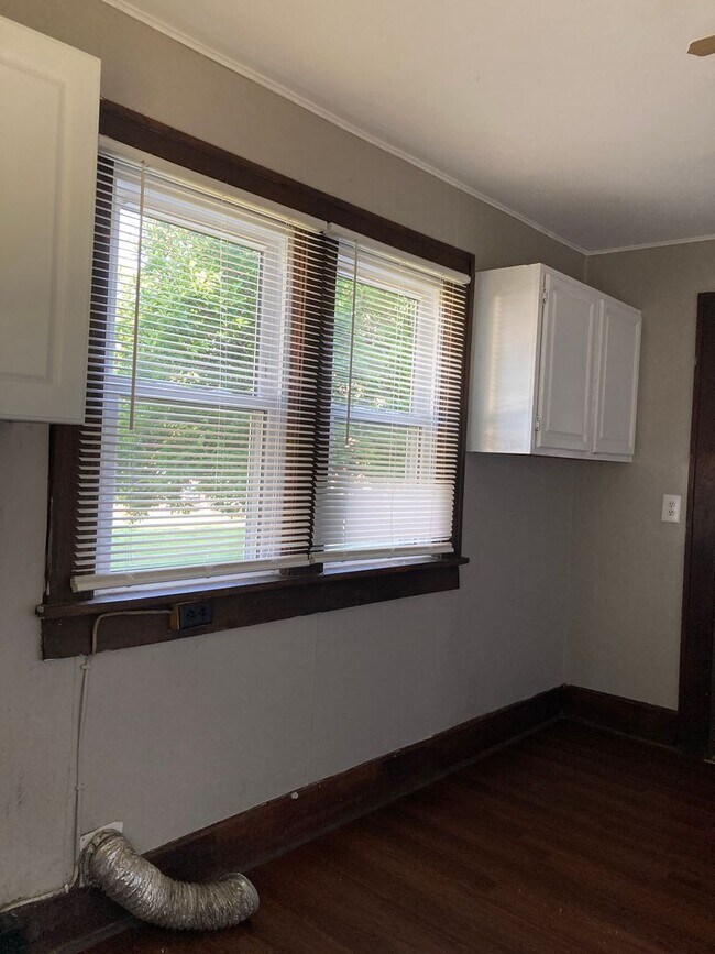 Building Photo - 3 bedroom with a bonus room! Nice enclosed sun porch!