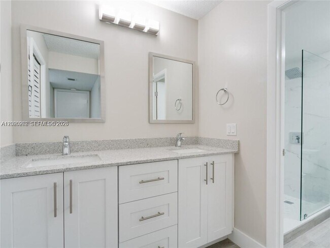 Building Photo - 436 Lakeview Dr
