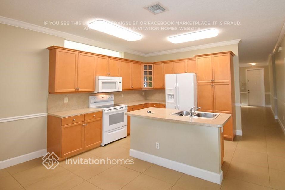 Building Photo - 15891 SW 48th Manor