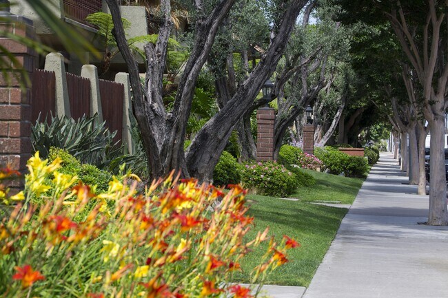 Building Photo - Los Arbolitos Huntington Beach Apartments