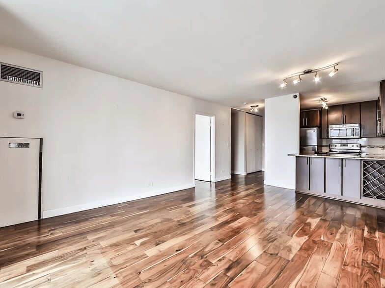 Building Photo - 1212 N La Salle Dr