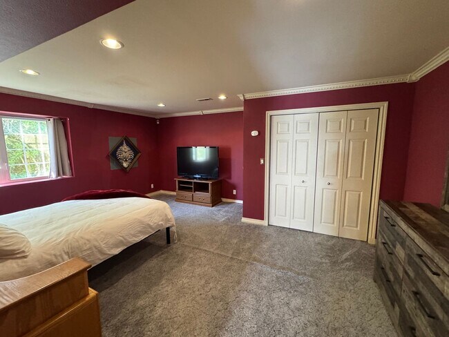 Building Photo - Fully Furnished ALL UTILITIES INCLUDED