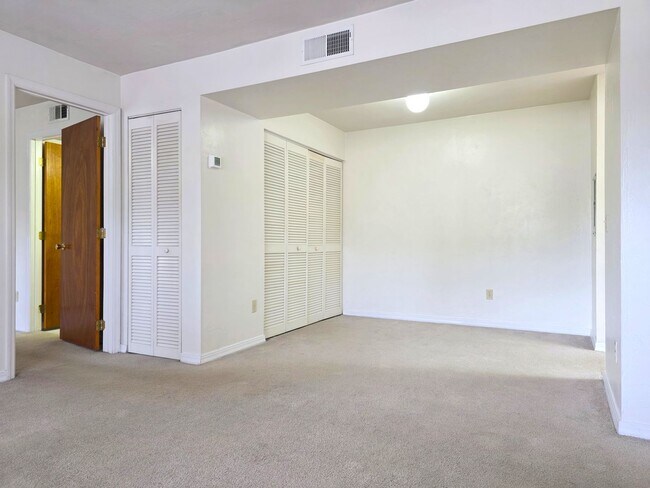 Building Photo - One Bedroom One Bathroom condominium second floor