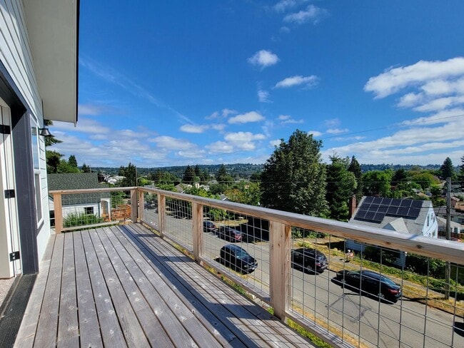Building Photo - Remodeled, bright and spacious 3 bed close to ferries and base