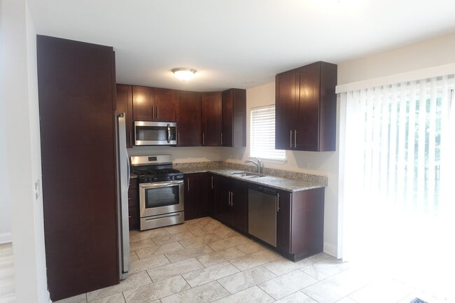 Building Photo - 337 S Arrowhead Ct