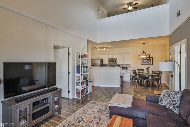 Building Photo - Bright, spacious 2-bedroom / 2-bath condo available now!