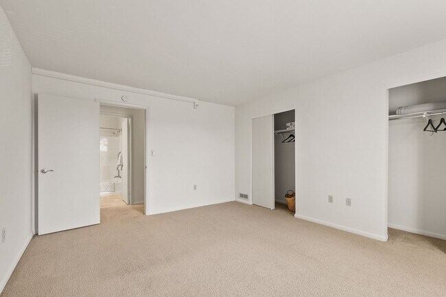 Building Photo - One Bedroom Prestige Style Apartment on th...