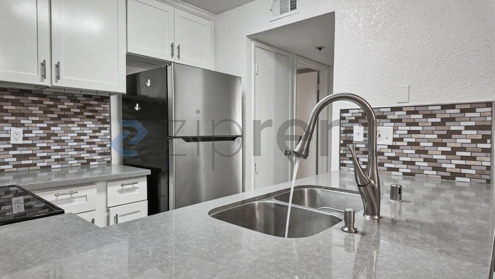 Building Photo - Unit 164