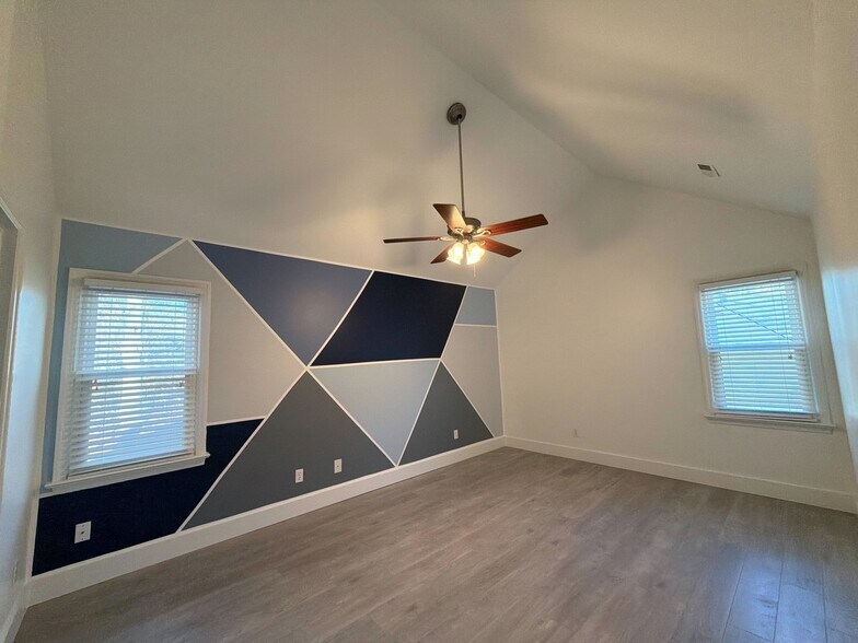 Spacious master bedroom with vaulted ceiling. - 115 Waterfall Ct