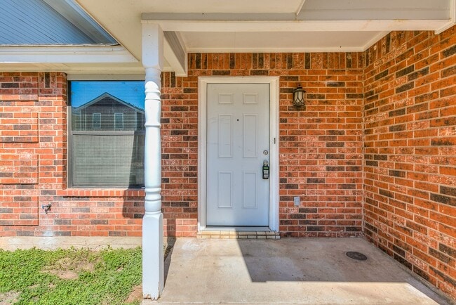 Building Photo - COMING JANUARY 2026 - Spacious 2-Bedroom Townhome with River View!