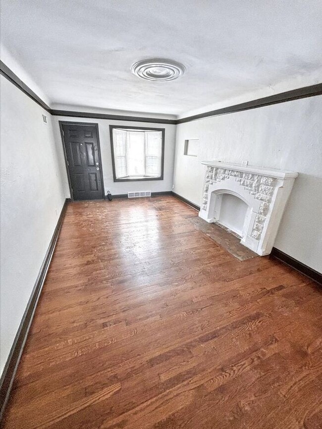 Building Photo - Charming 2-Bedroom Home with Garage and Co...