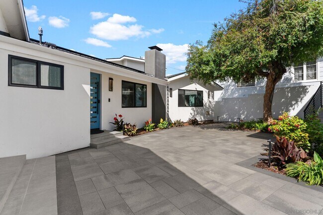 Building Photo - 7982 Roseland Dr