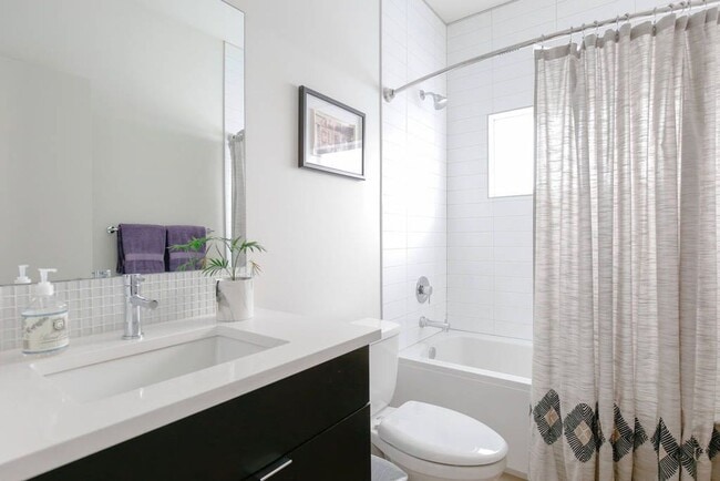 Building Photo - Beautiful High end Central District Home f...