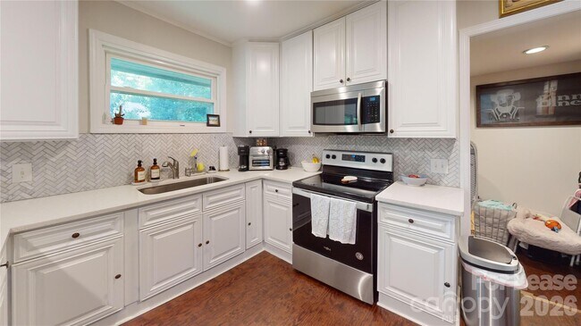 Building Photo - 640 Manhasset Rd