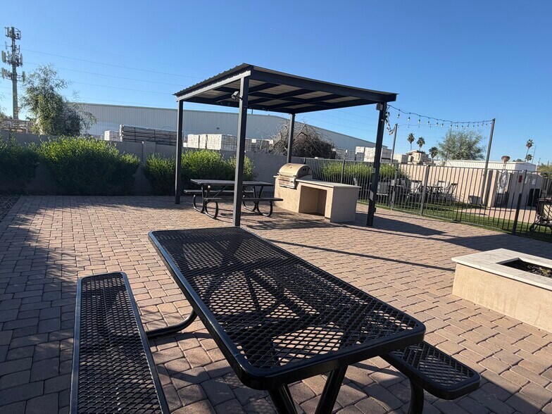 Building Photo - 501 E Ray Rd