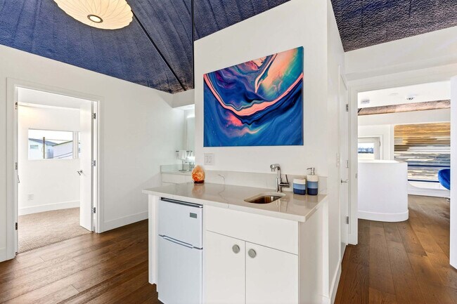 Building Photo - 3307 NE Marine Dr