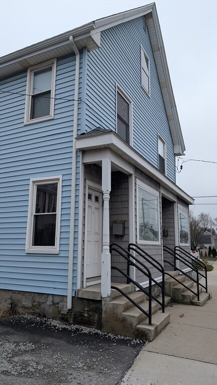 Building Photo - 716 Main St