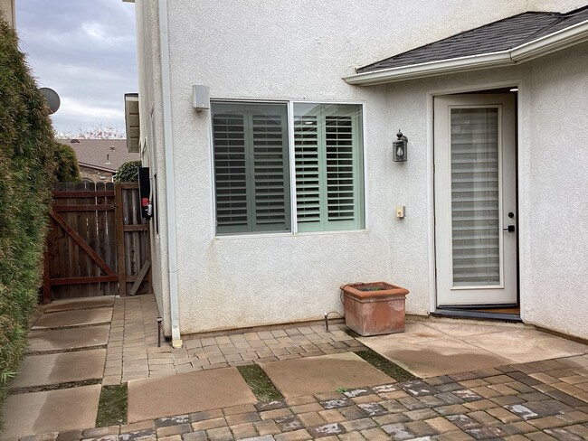 Building Photo - 741 W Barcelona Ln