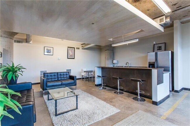 Building Photo - 890 Memorial Dr SE