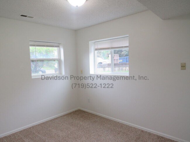 Building Photo - Charming 3-bedroom House in Secuirty-Widef...