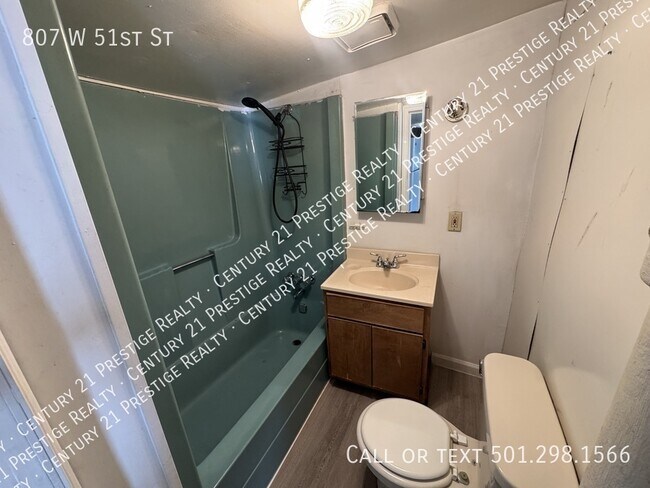 Building Photo - 807 W 51st St