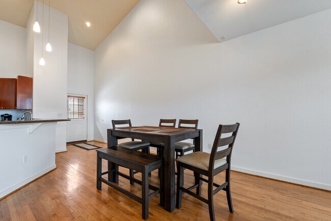 Building Photo - 2216 Chenevert St