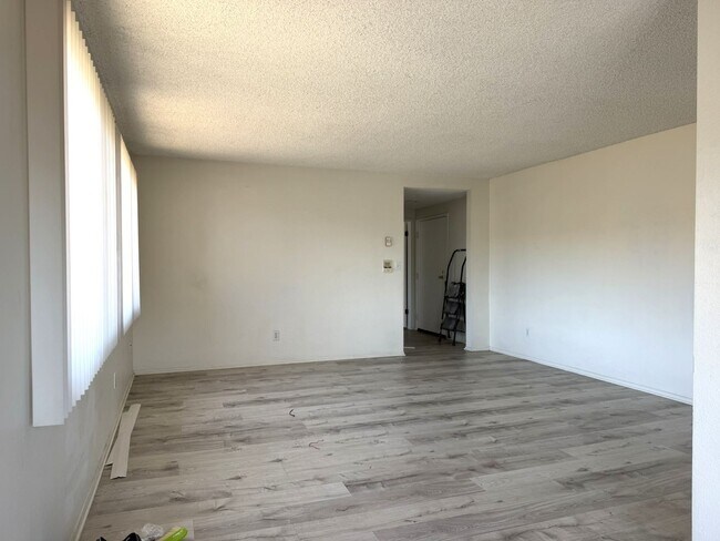 Building Photo - 11