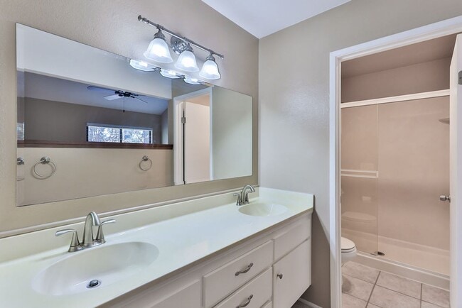 Building Photo - 8750 Villa La Jolla Dr