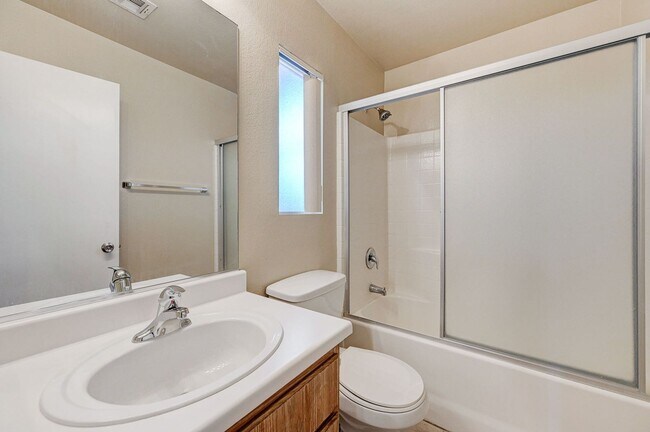 Building Photo - Rare Single Story Home with hard flooring!